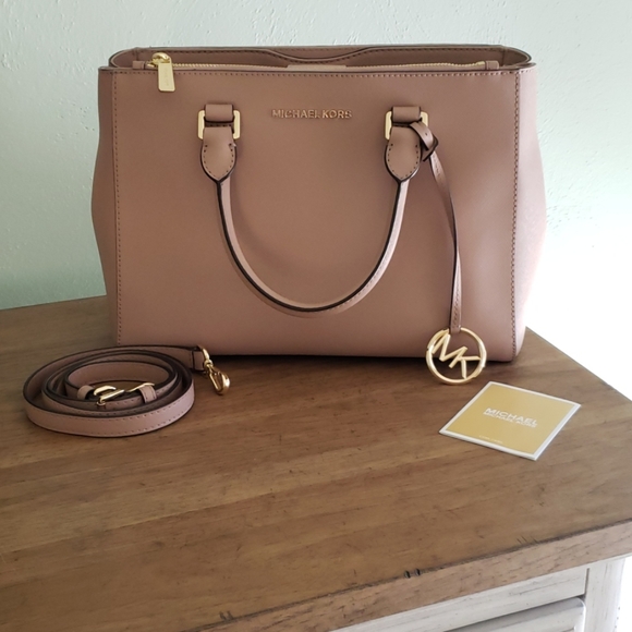 Michael Kors Handbags - Excellent condition Michael Kors crossbody satchel